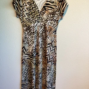 Dress V-neck Sleeveless Aop - Bruin Dessin