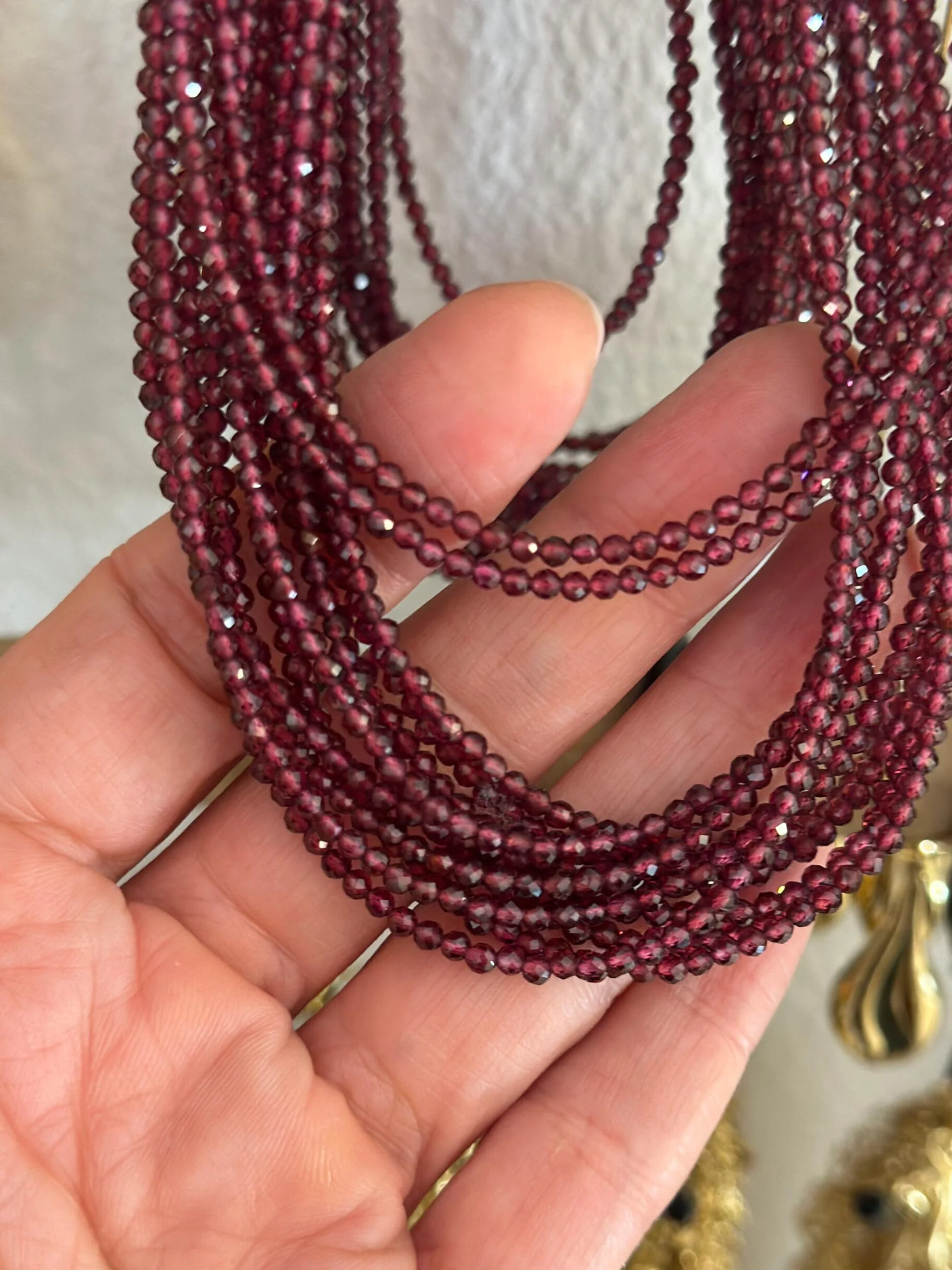 Bordeaux fijne korte ketting met mini edelsteentjes - Afbeelding 3